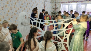 Новогоднее представление для детей, получающих социальные услуги в форме полустационарного  обслуживания в ГКУСО «Центр социального обслуживания Куньинского района» Псковской области.