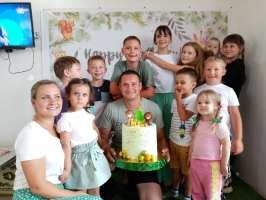               Семьи р.п.Кунья и Куньинского района приняли участие в фотоакции, посвящённой празднованию Дня отца: «С папой классно!».